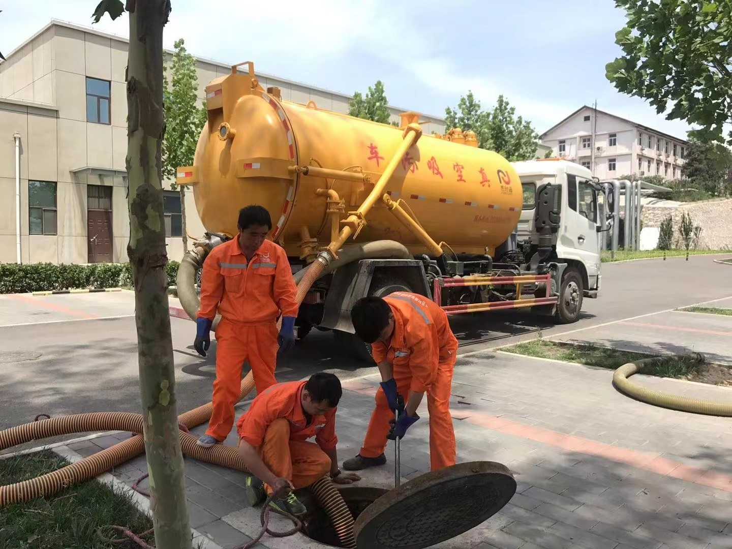 永年管道疏通车停在窨井附近