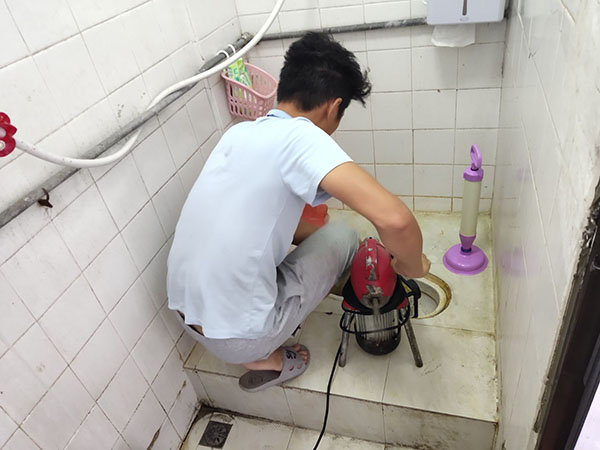 永年管道堵塞冒臭气 专业师傅现场解决问题