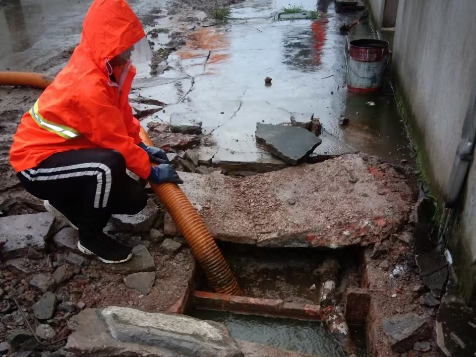 永年专业清理污水池 炜誉市政以规范流程守护城市 “肠道”